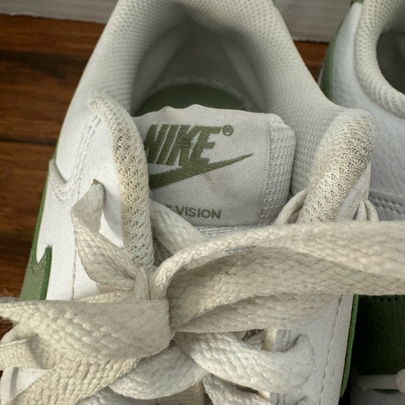 Nike Women’s Sneakers Shoes White and Green Size 9.5 - Picture 4 of 8